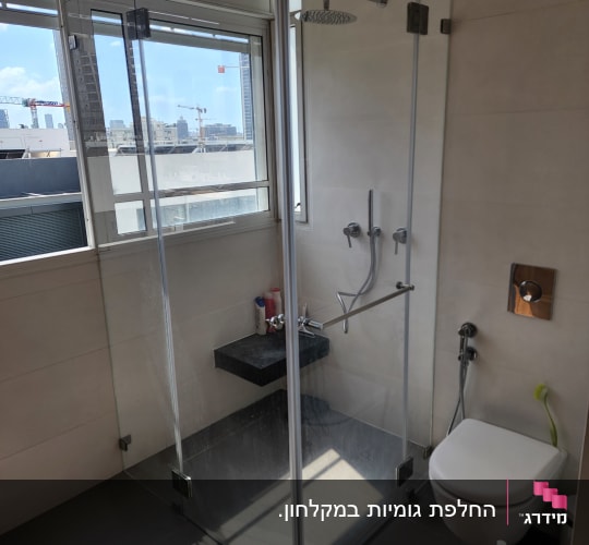 מקלחון פינתי מזכוכית שקופה עם דלת ציר בחדר רחצה מודרני